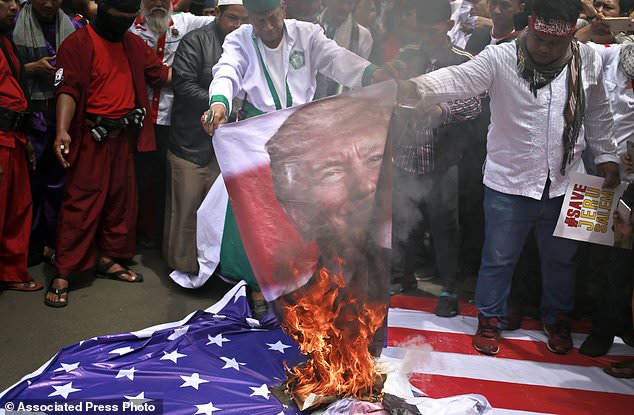 Protes Kebijakan Trump, Bendera AS dan Israel Dibakar di Depan Kedubes